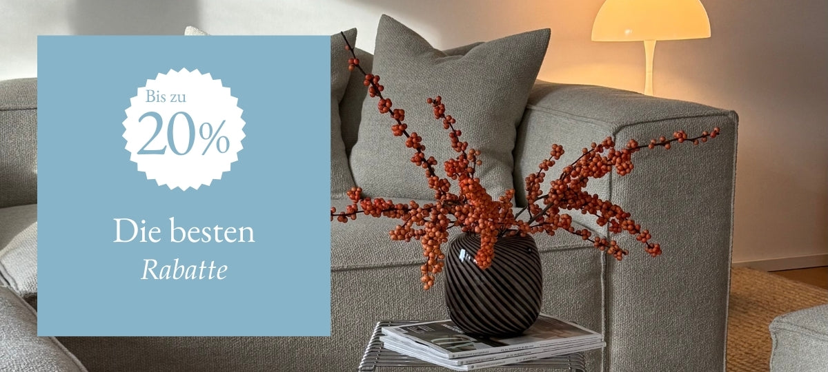 Bild von einer Vase vor einem grauen Sofa